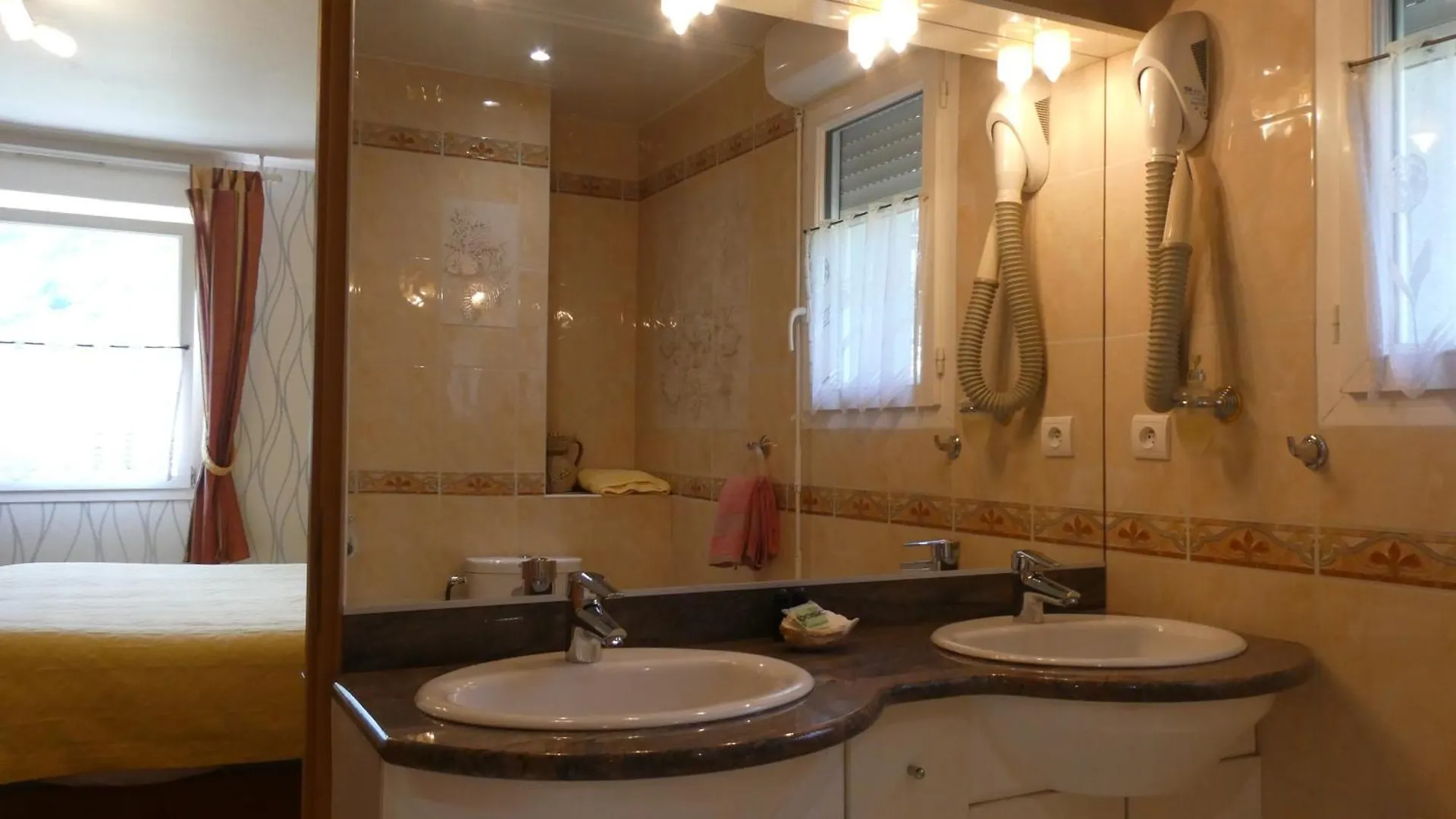 كوتيريه Chambres D'Hotes La Balaguere 0*,  فرنسا